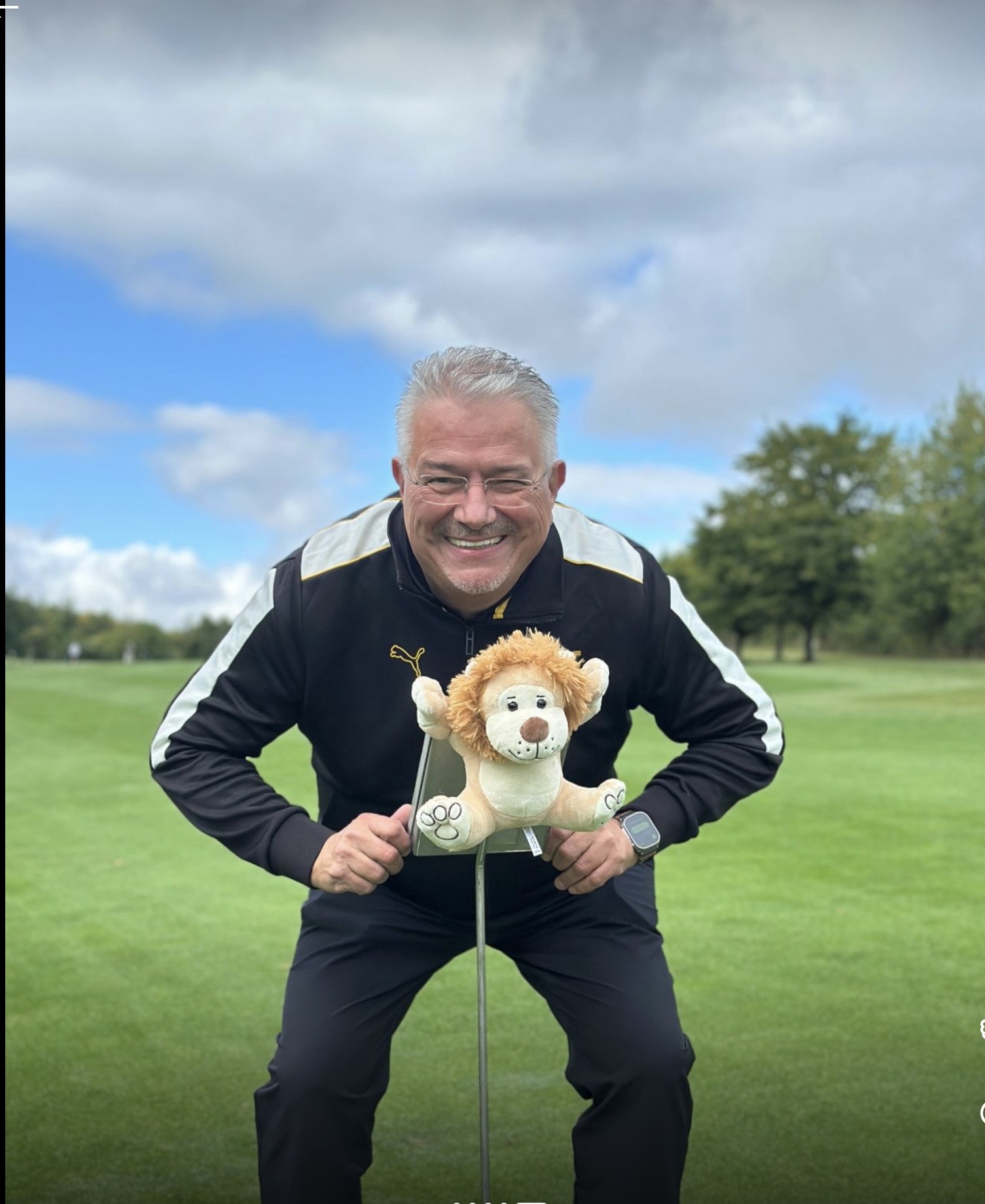 Golfer mit Stofflöwe